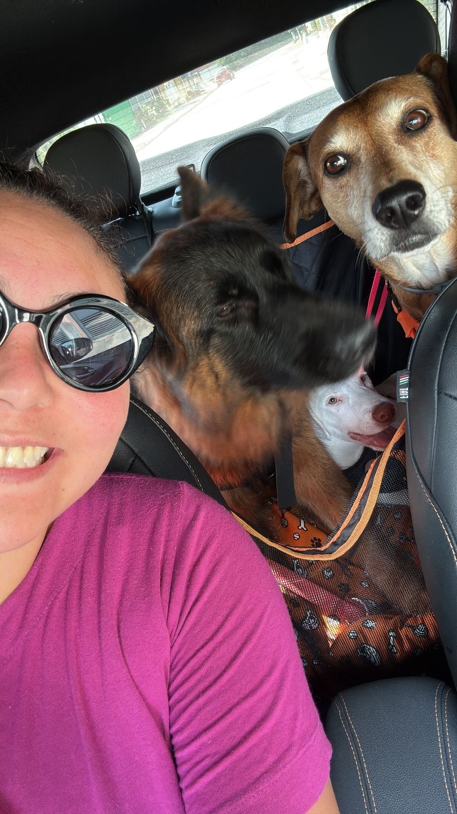 Nayla no carro com seus irmãos